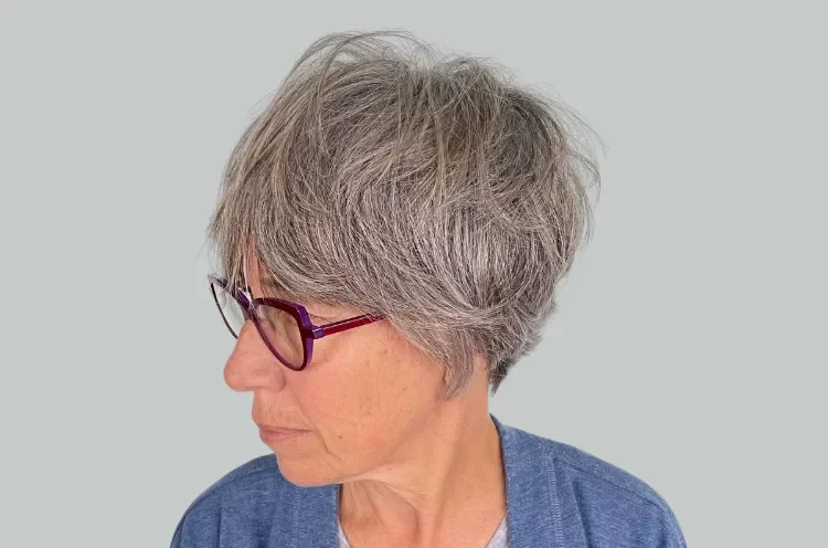 Kurzhaarfrisuren mit Brille Pixie Bob Frauen ab 60