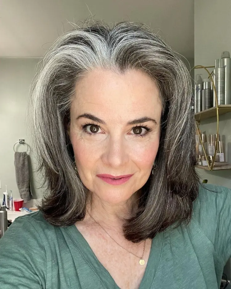 Long Bob Frisuren 2022 für Frauen mit grauen Haaren