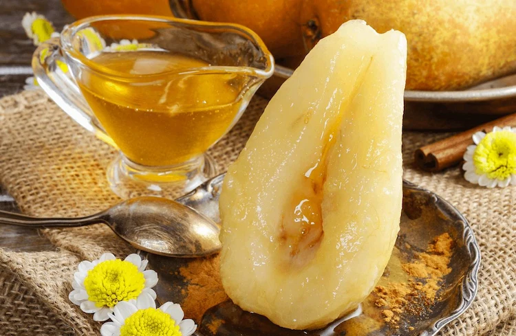 Man kann Honig oder Fruchtsaft für die Konservierung von Birnen verwenden