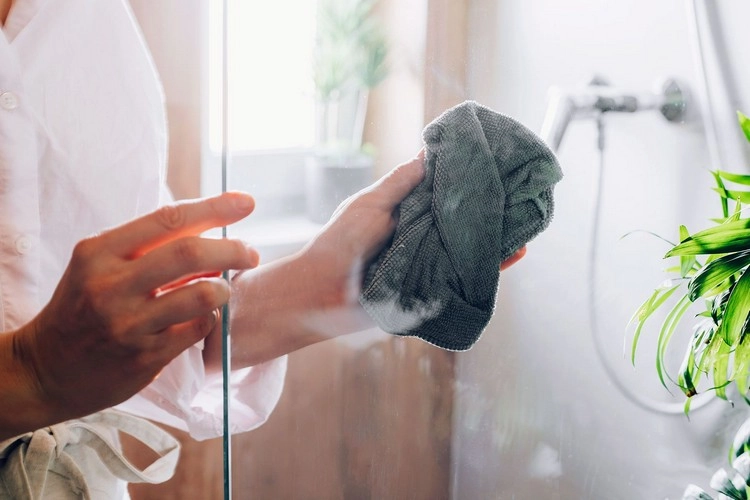 Mikrofasertücher eignen sich auch hervorragend für die Pflege des Duschglases