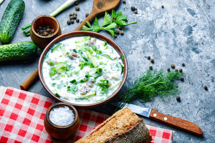 Okroschka Rezept mit Kefir und Mineralwasser mit Kohlensäure