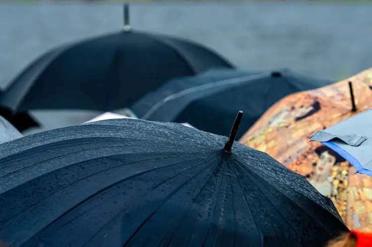 Regenschirme erhöhen bei Unwetter das Risiko von einem Blitz getroffen zu werden