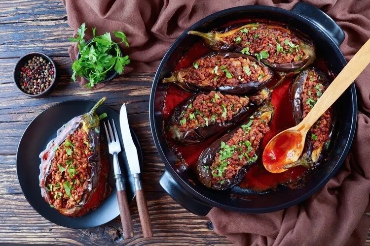 Recipe for stuffed eggplants with minced meat and herbs