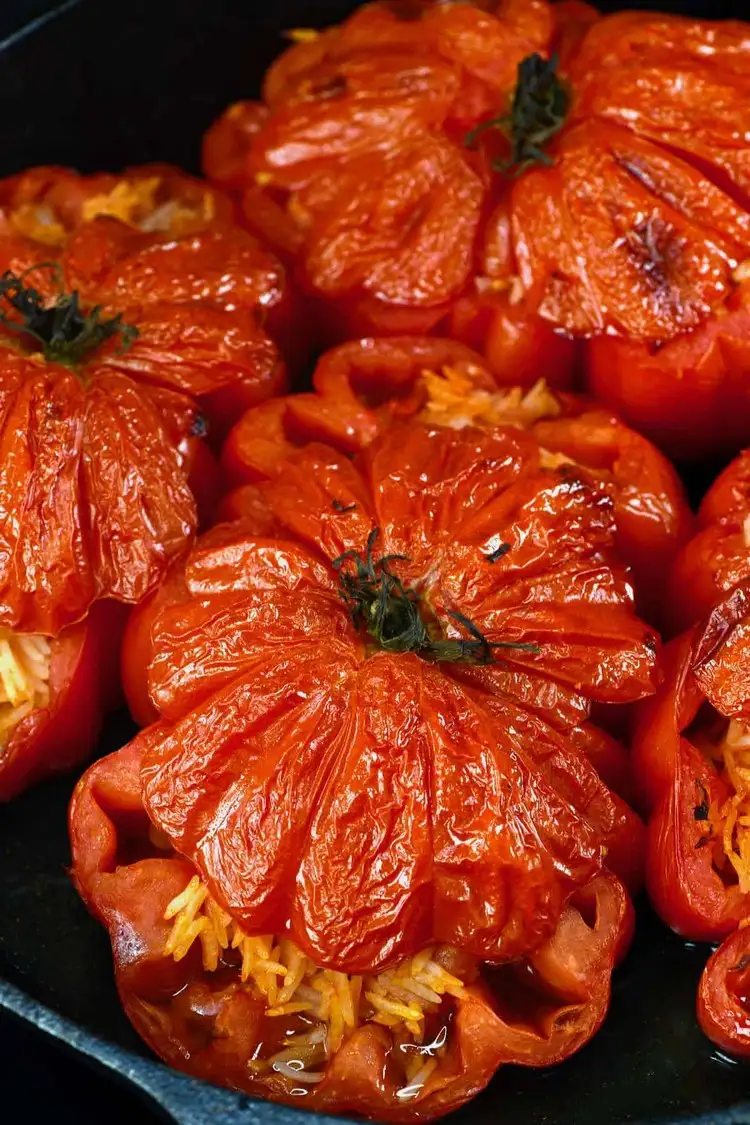 Rezept für vegetarische gefüllte Tomaten mit Käse und Reis (vegan optional)