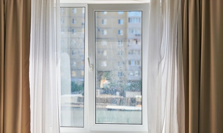 Schmutzige Fenster wie streifenfrei putzen Tipps