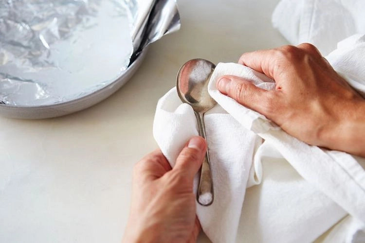 Angelaufenes Silber reinigen mit Hausmitteln - Schmuck und Besteck