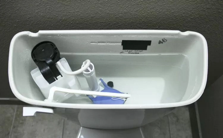So reinigen Sie das Innere eines WC-Spülkastens