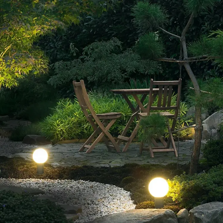 Solarlampen überall im Garten verteilen für schöne Stimmung am Abend