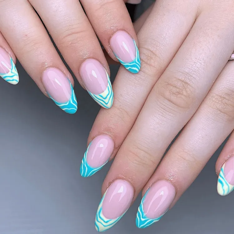 Sommer French Nails Trends Nautical Nails Nageltrend 2022