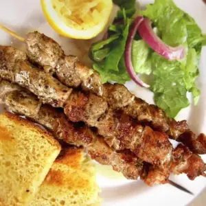 Souvlaki Rezept zum Selbermachen - die originelle alte griechische Fleischspeise und deren Variationen