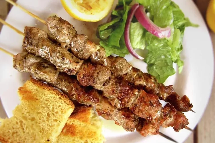 Souvlaki Rezept zum Selbermachen - die originelle alte griechische Fleischspeise und deren Variationen