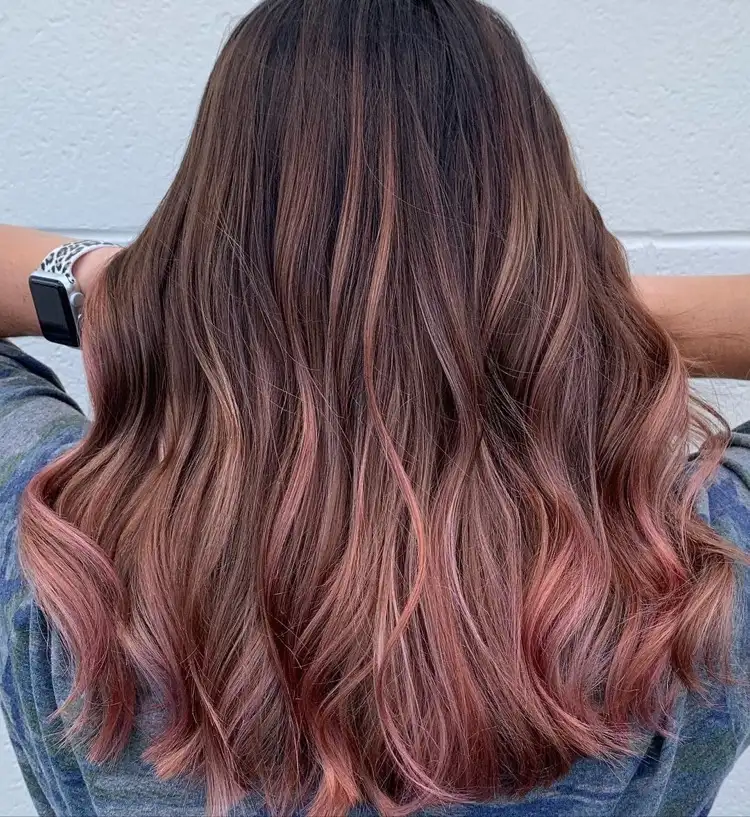 Strawberry Brunette Erdbeer-braun Haarfarbe mit Farbverlauf pink
