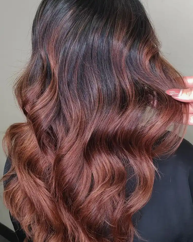 Strawberry Brunette dunkle Haare mit roten Highlights