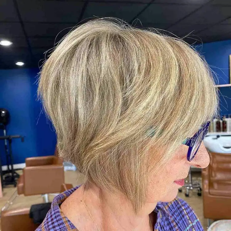 Stukturierter Bob blonde Lowlights flotte Kurzhaarfrisuren für Frauen ab 60 mit Brille