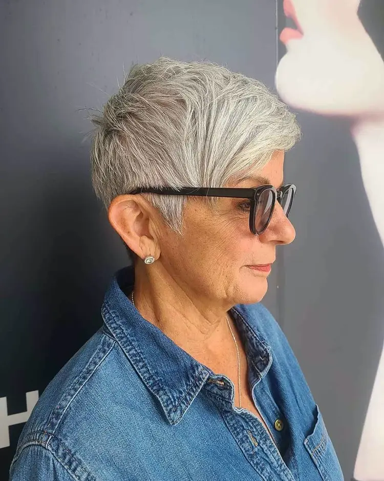Tapered Cut kurz und Brille flotter Kurzhaarschnitt Damen über 60 Jahre