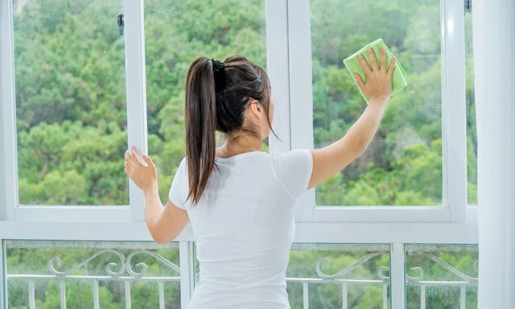 Fenster streifenfrei putzen: Nie wieder Schlieren mit diesen