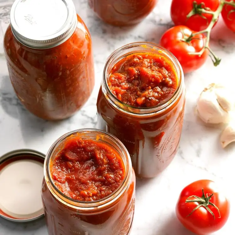 Tomaten einkochen und Soße nach italienischer Art haltbar machen