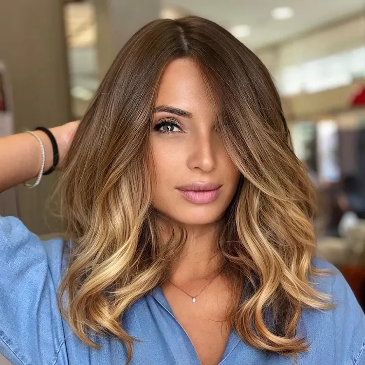 Trendfrisuren 2022 -Stufenschnitte für mittellange Haare, die modische und elegante Looks im Herbst anbieten