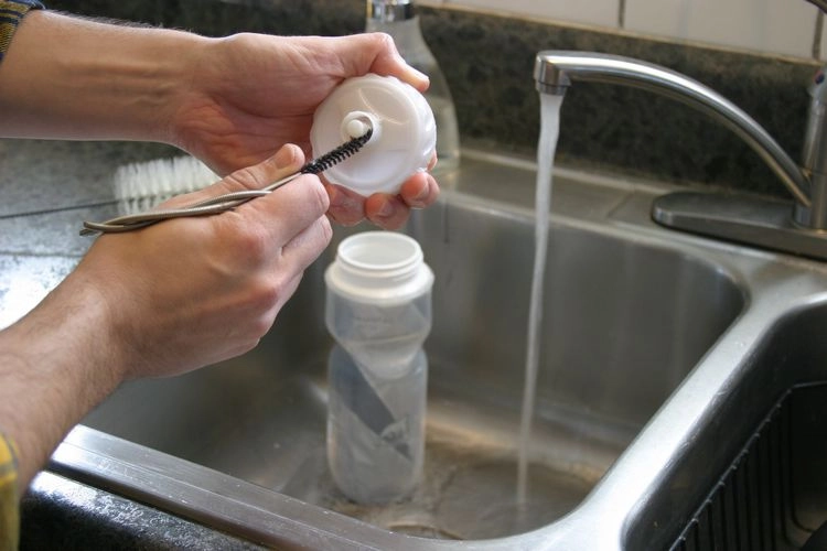 Trinkflasche reinigen und Schimmel entfernen mit Backpulver und Bleichmittel