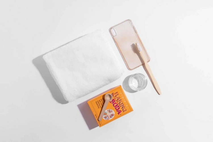 Verwenden Sie Backpulver und eine alte Zahnbürste, um den Schmutz von Ihrer Telefontasche zu entfernen