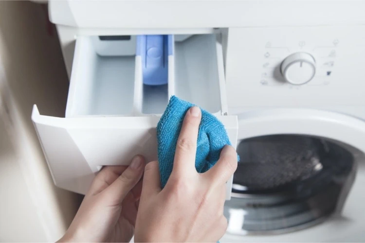 Waschmittelfach reinigen Toplader abwischen nützliche Tipps