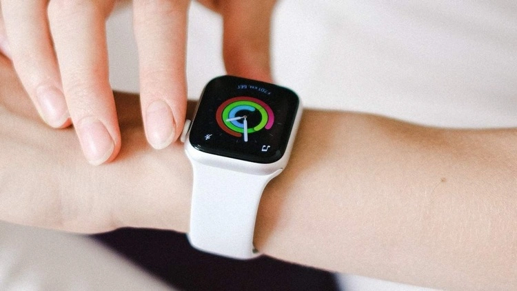 Weißes Apple Watch Sportband wie neu bekommen