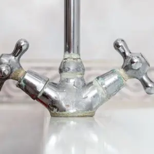 Wie Kalk Ablagerungen am Wasserhahn mit Hausmitteln entfernen