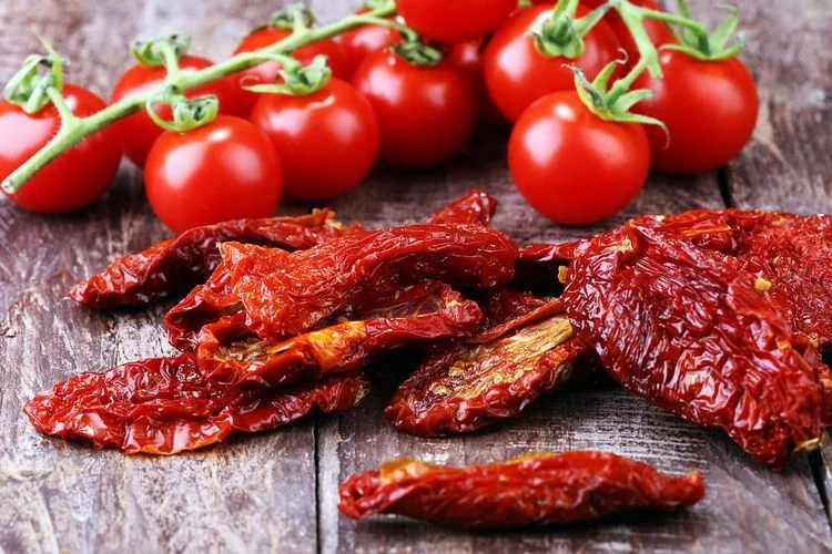 Wie Sie Tomaten trocknen - Tipps