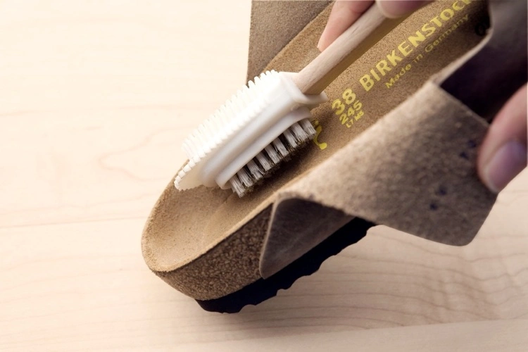 Wildlederbürste um Birkenstock Sandalen zu reinigen
