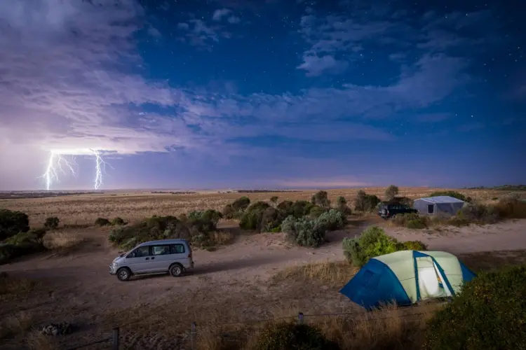 Zelte sind bei Unwetter gefährlich und Autos sicher