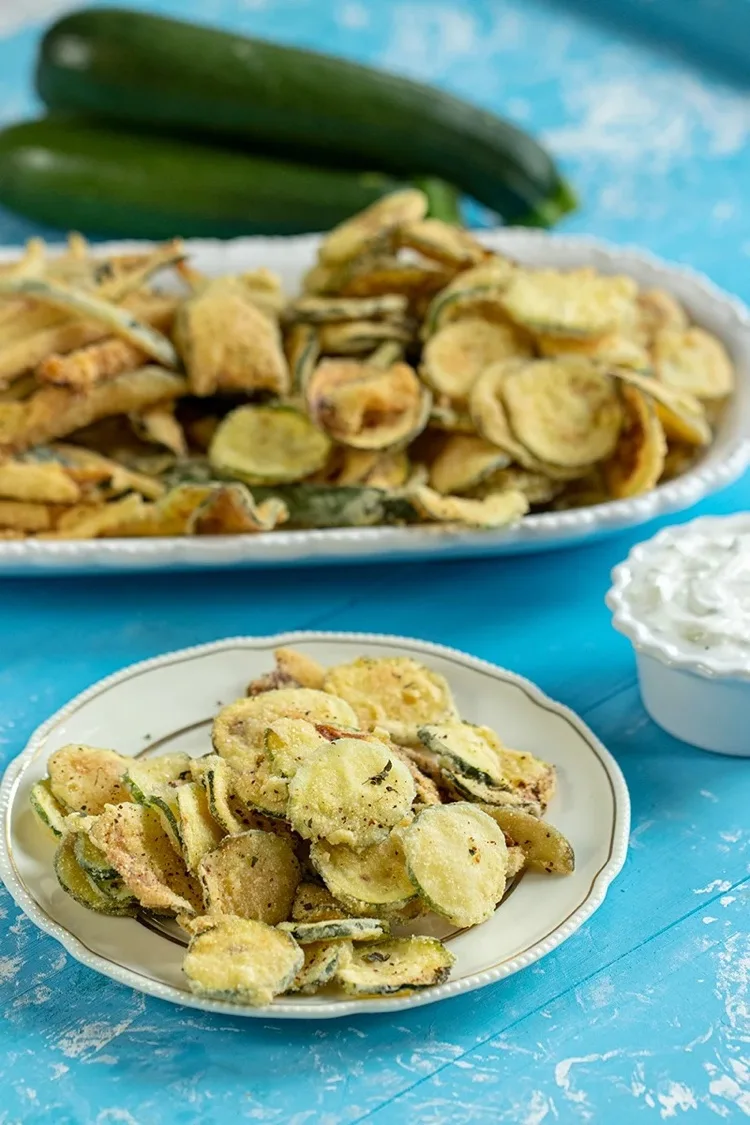 Zucchini Chips und Pommes gebraten nach griechischer Art