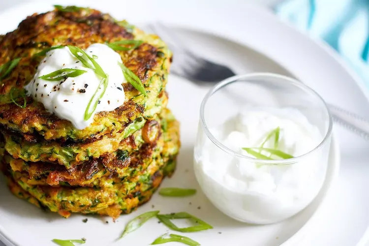 Zucchini Haferflocken Puffer kalorienarmes Abendessen zum Abnehmen