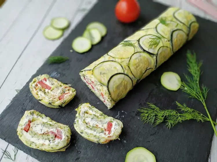 Zucchini Rolle mit Lachs zubereiten Abendessen (1)