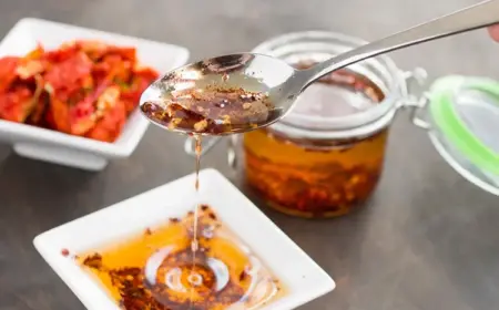 appetitliches chiliöl selber machen und in plastikbehältern oder gläsern im kühlschrank aufbewahren