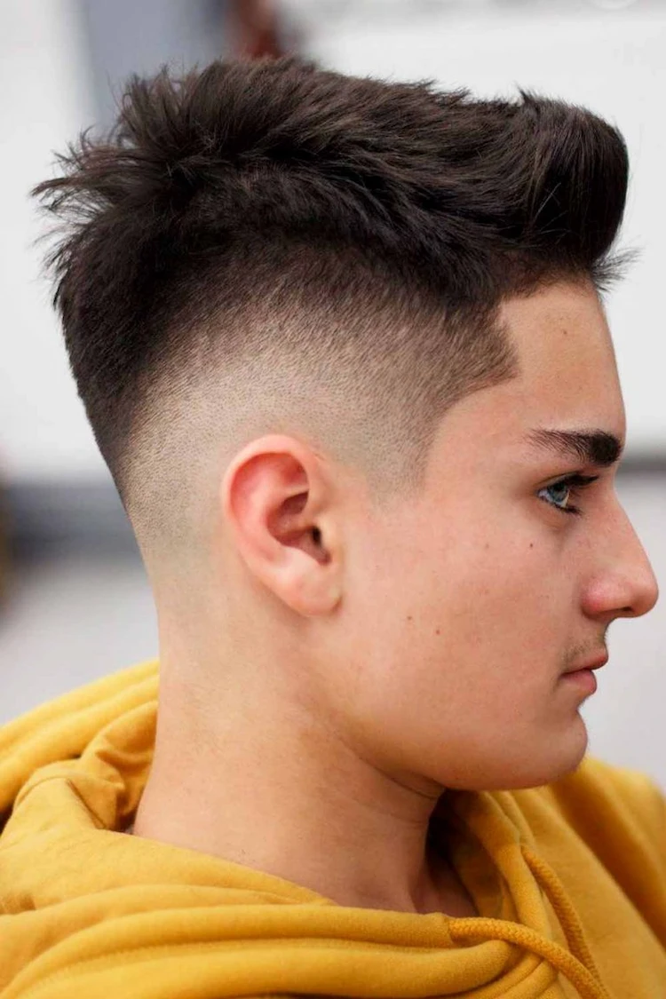 auffällige teenager frisuren jungs 2022 mit verblassenen kopfseiten und längeren haaren am oberkopf