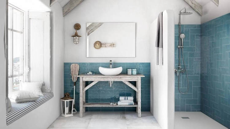 blaue badfliesen kontrastieren zu weißen wänden und holzbalken in einem bad mit griechischem design