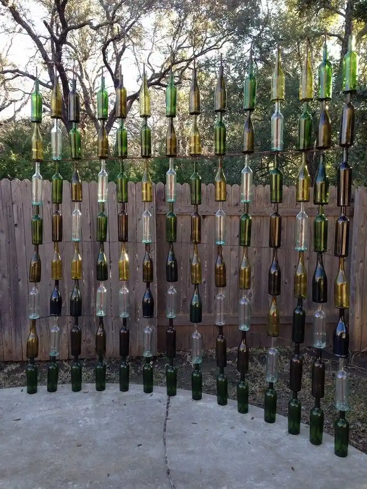 durch upcycling von alten glasflaschen ein kunstwerk für mehr privatsphäre im innenhof erstellen