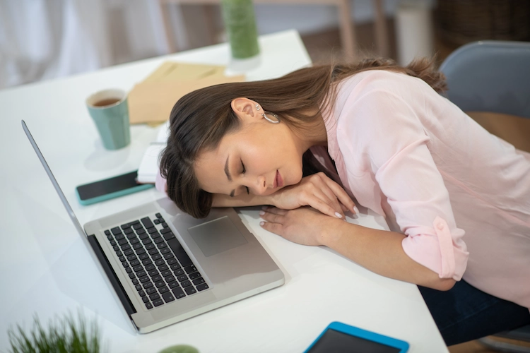 einschlafen während der arbeit wegen anhaltender müdigkeit und mangel an vitamin b12