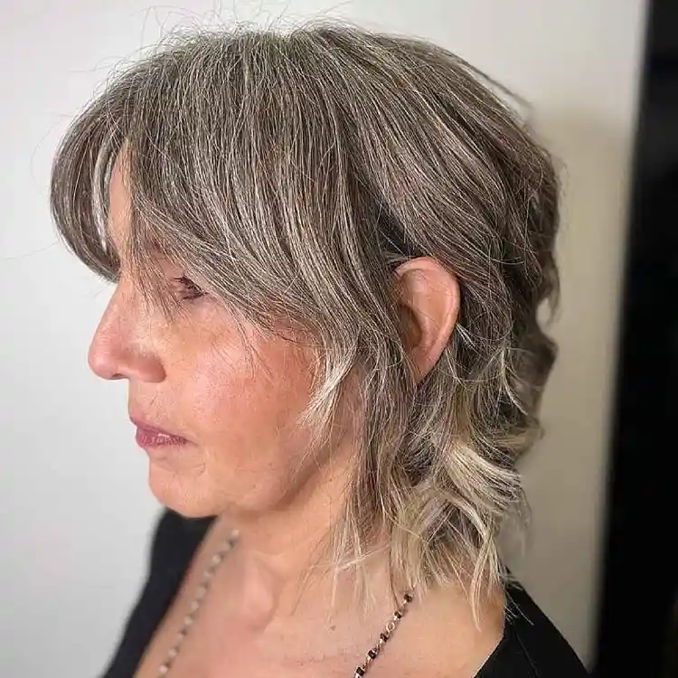 fransige Frisuren mittellang wellig für Frauen ab 50 graue Haare