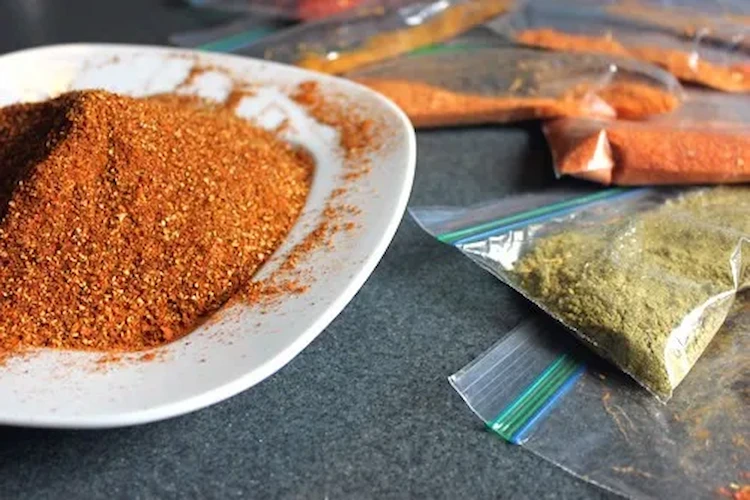 gemahlene scharfe peperoni trocknen und als würzige zutat für asiatische oder oriantalische küche verwenden
