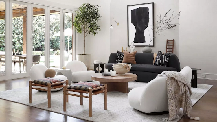 großer wohnraum mit designer möbelstücken und bequemen sitzgelegenheiten auf riesigem teppich