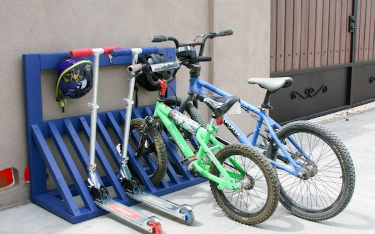 in blauer farbe gestrichener diy fahrradständer mit haken zum aufbewahren von fahrradhelmen
