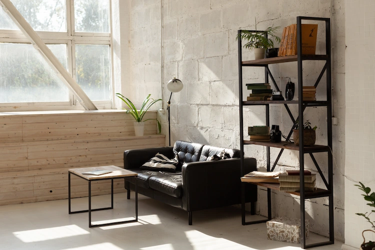 industriestil im wohnzimmer mit ledersofa und minimalistischen regalen aus holz und metall