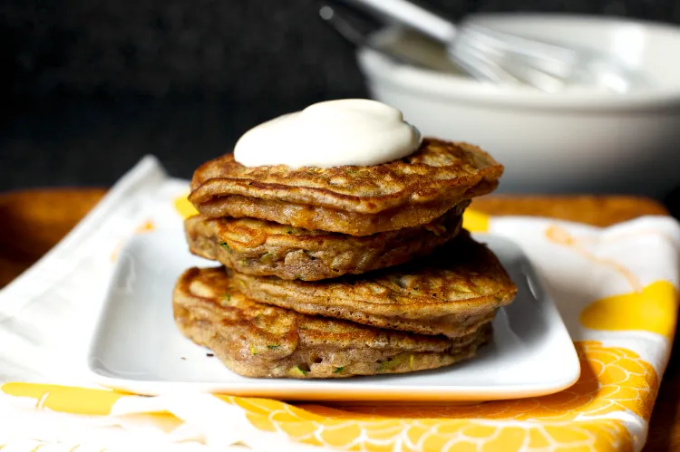 kalorienarmes Frühstück zum Abnehmen Zucchini Pfannkuchen süß