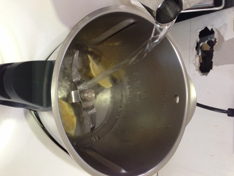 klares leitungswasser mit zitronen zur reinigung einer schüssel von küchenmaschine als methode anwenden
