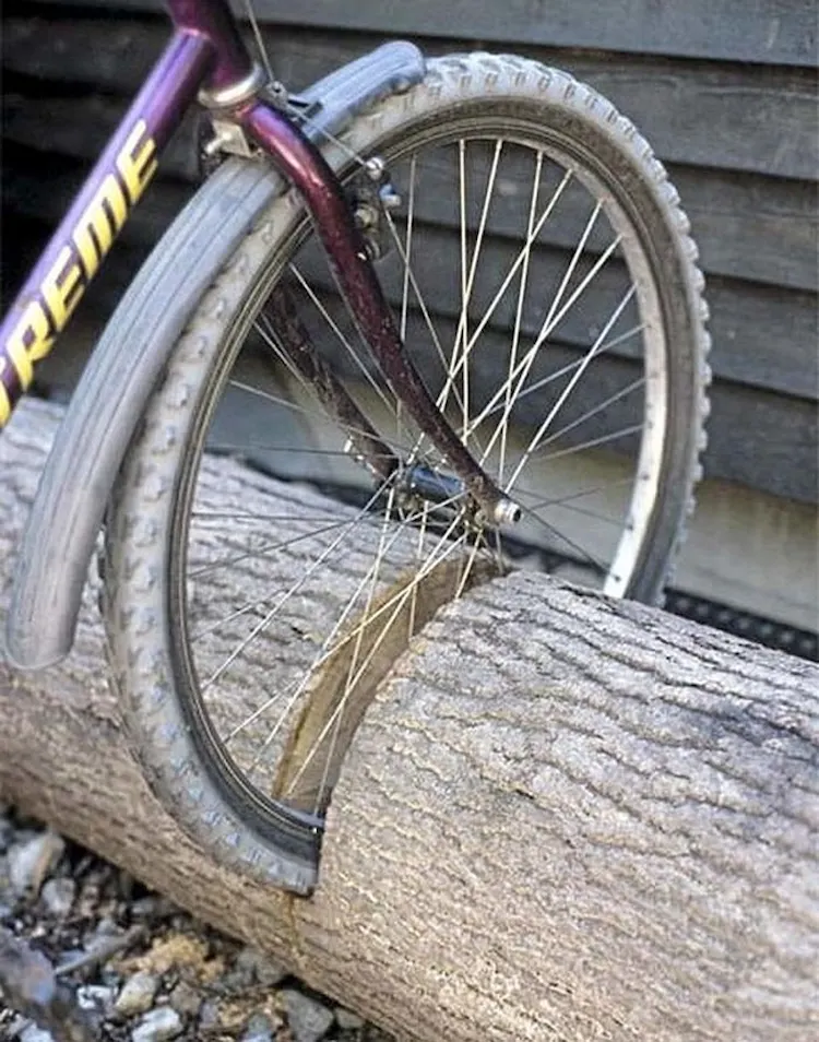 kreative und umweltfreundliche idee für diy fahrradständer aus baumstamm für draußen mit säge herstellen