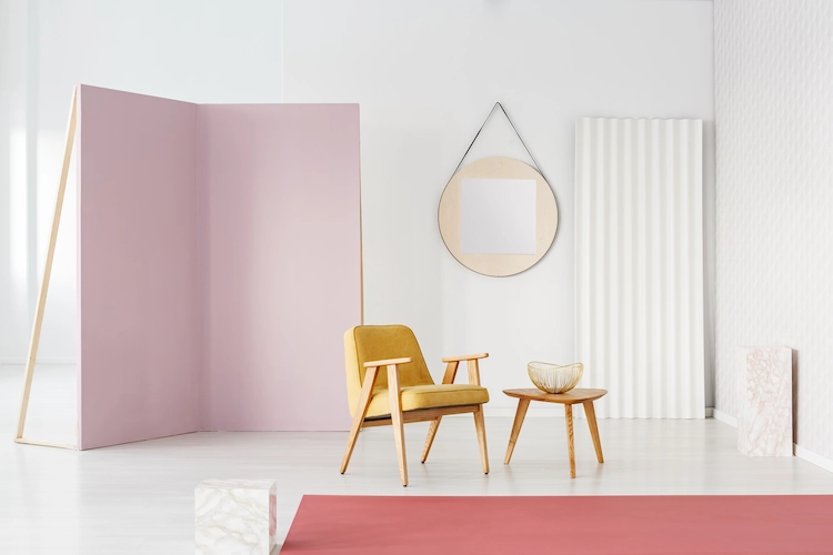 minimalistisches design als interior trend 2022 mit hellen farbtönen und klassischen möbelstücken