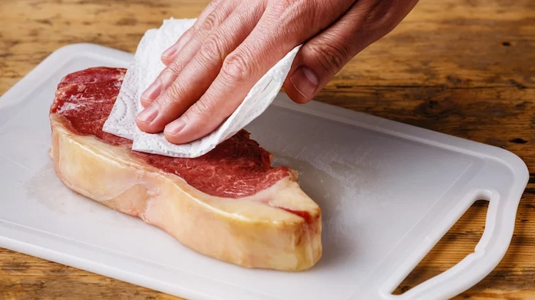 mit abtupfen von nassen oder feuchten lebensmitteln wie steaks fettspritzer beim braten vermeiden