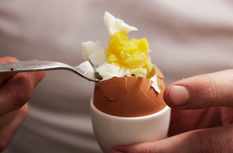 morgens ein gekochtes ei für schöne nägel und haut verzehren und von gesundheitlichen vorteilen profitieren
