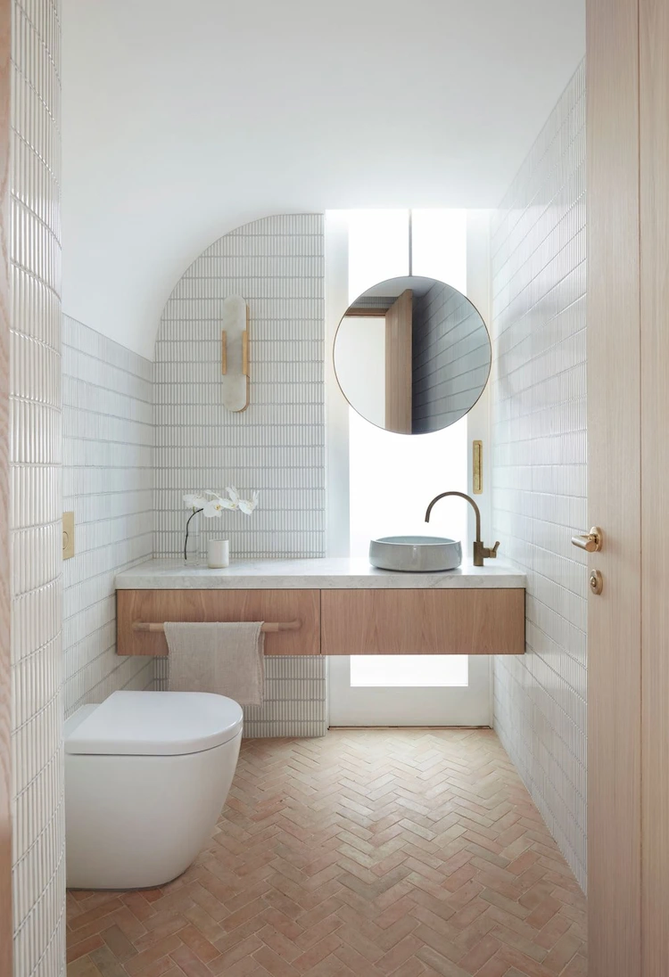 ovale formen für ein mediterranes badezimmer im modernen stil gestalten und mit holzmöbeln kombinieren